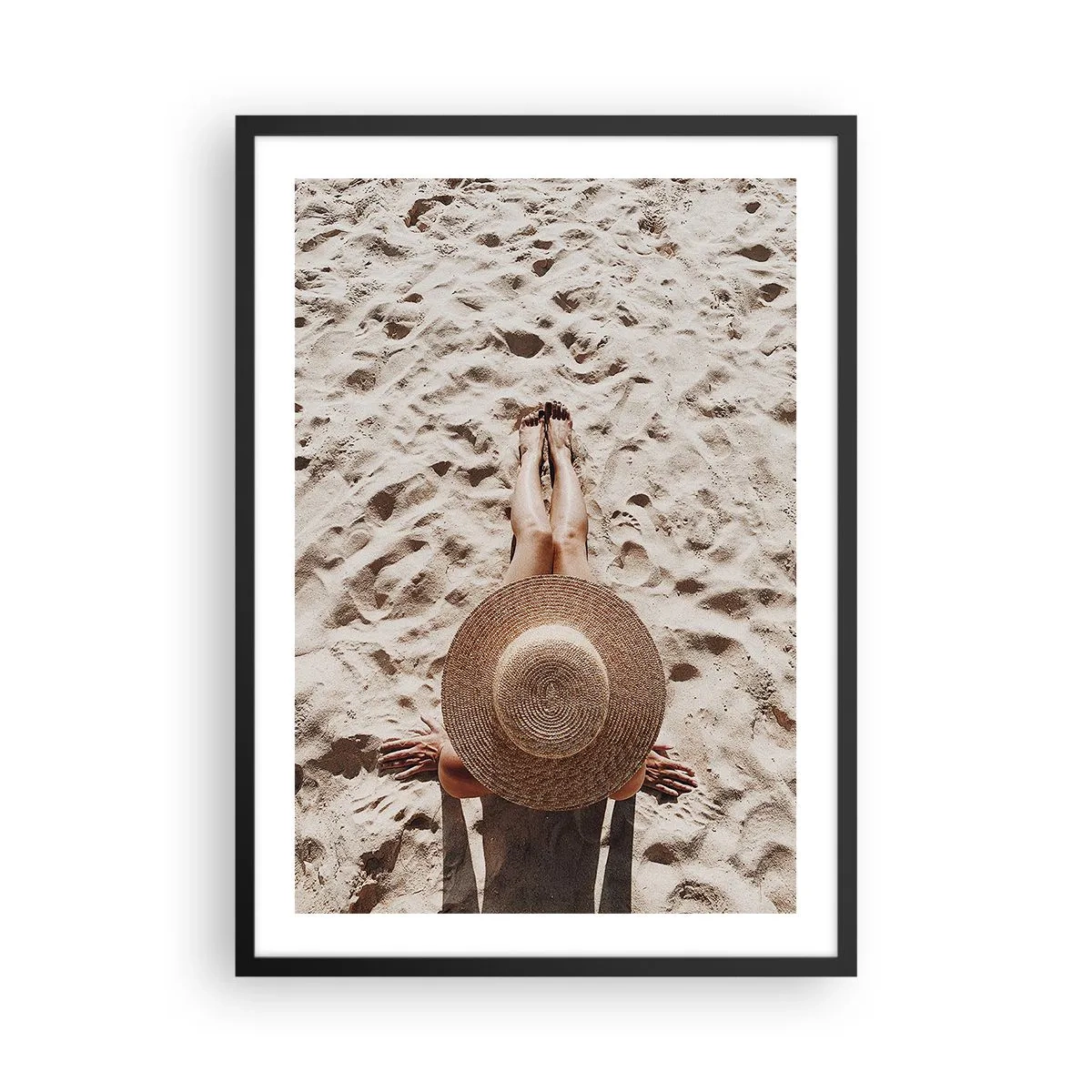 Pôster com moldura preta - Pessoa tomando sol na praia, vista de cima com um chapéu grande contra a areia - 50x70cm - Hora de sonhar - Decoração de parede moderna para a sala de estar e quarto ARTTOR