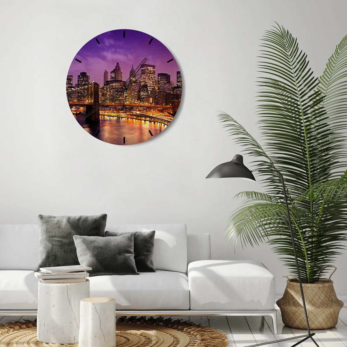 Relógio de parede - Relógio em vidro - Panorama da cidade com a ponte e a iluminação no cenário noturno - 30x30cm - Manhathann roxa e dourada - Decoração de parede moderna para a sala de estar, cozinha e quarto ARTTOR