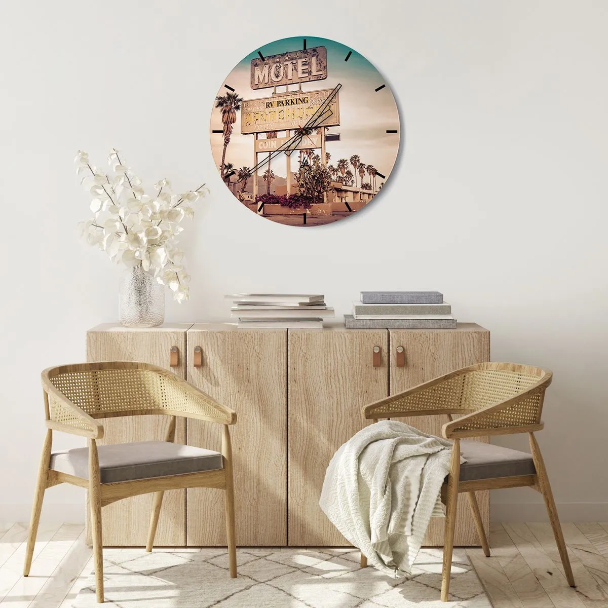 Relógio de parede - Relógio em vidro - Placa de motel retrô com palmeiras ao fundo em uma estrada deserta - 30x30cm - O tempo parou aqui - Decoração de parede moderna para a sala de estar, cozinha e quarto ARTTOR