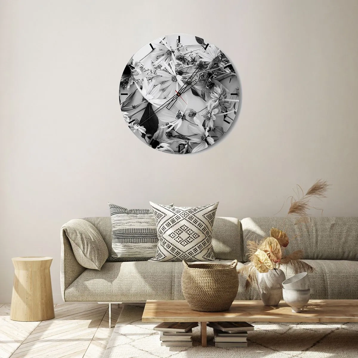 Relógio de parede - Relógio em vidro - Flores pretas e brancas espalhadas sobre um fundo claro em um arranjo casual - 30x30cm - Não é um ramo de flores - Decoração de parede moderna para a sala de estar, cozinha e quarto ARTTOR