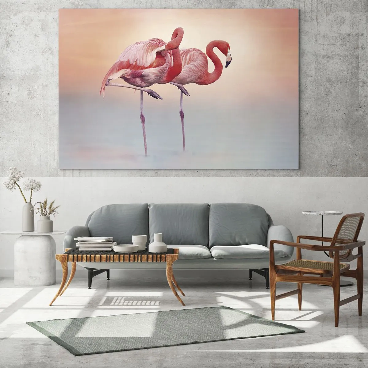 Quadro em vidro - Dois flamingos em pé na água com um pôr do sol em fundo pastel - 70x50cm - Na cor do sol poente - Decoração de parede moderna para a sala de estar e quarto ARTTOR