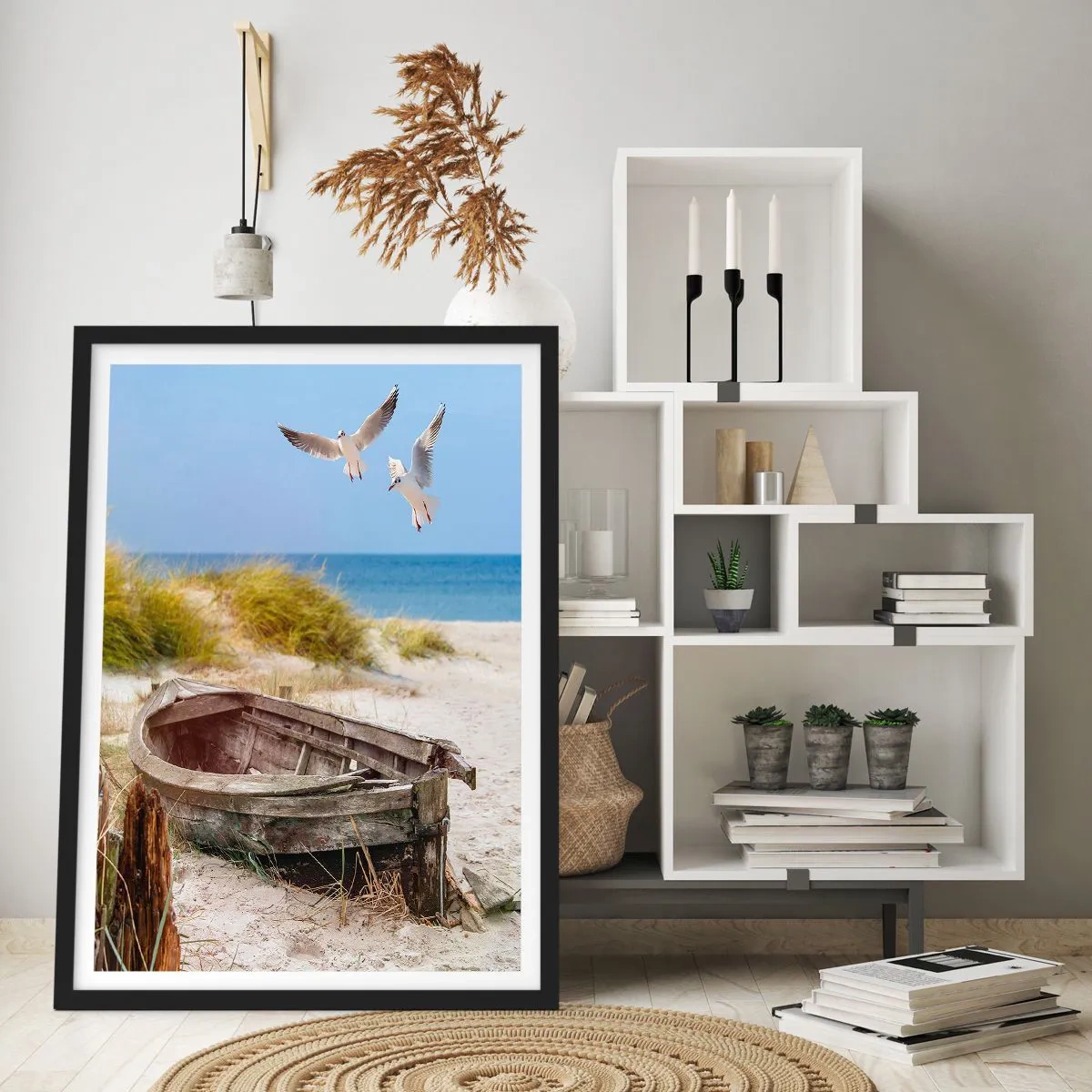 Pôster com moldura preta - Um velho barco na praia com gaivotas ao fundo - 50x70cm - Banhado pelo vento - Decoração de parede moderna para a sala de estar e quarto ARTTOR