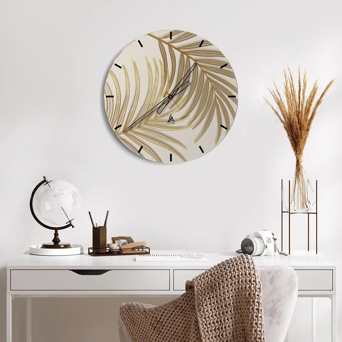 Relógio de parede - Relógio em vidro - Folhas de palmeira douradas sobre fundo bege em um arranjo elegante - 30x30cm - Palma de Ouro! - Decoração de parede moderna para a sala de estar, cozinha e quarto ARTTOR