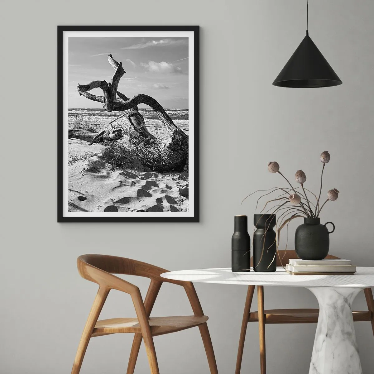 Pôster com moldura preta - Fotografia em preto e branco de uma árvore seca na praia - 50x70cm - Escultura do mar - Decoração de parede moderna para a sala de estar e quarto ARTTOR