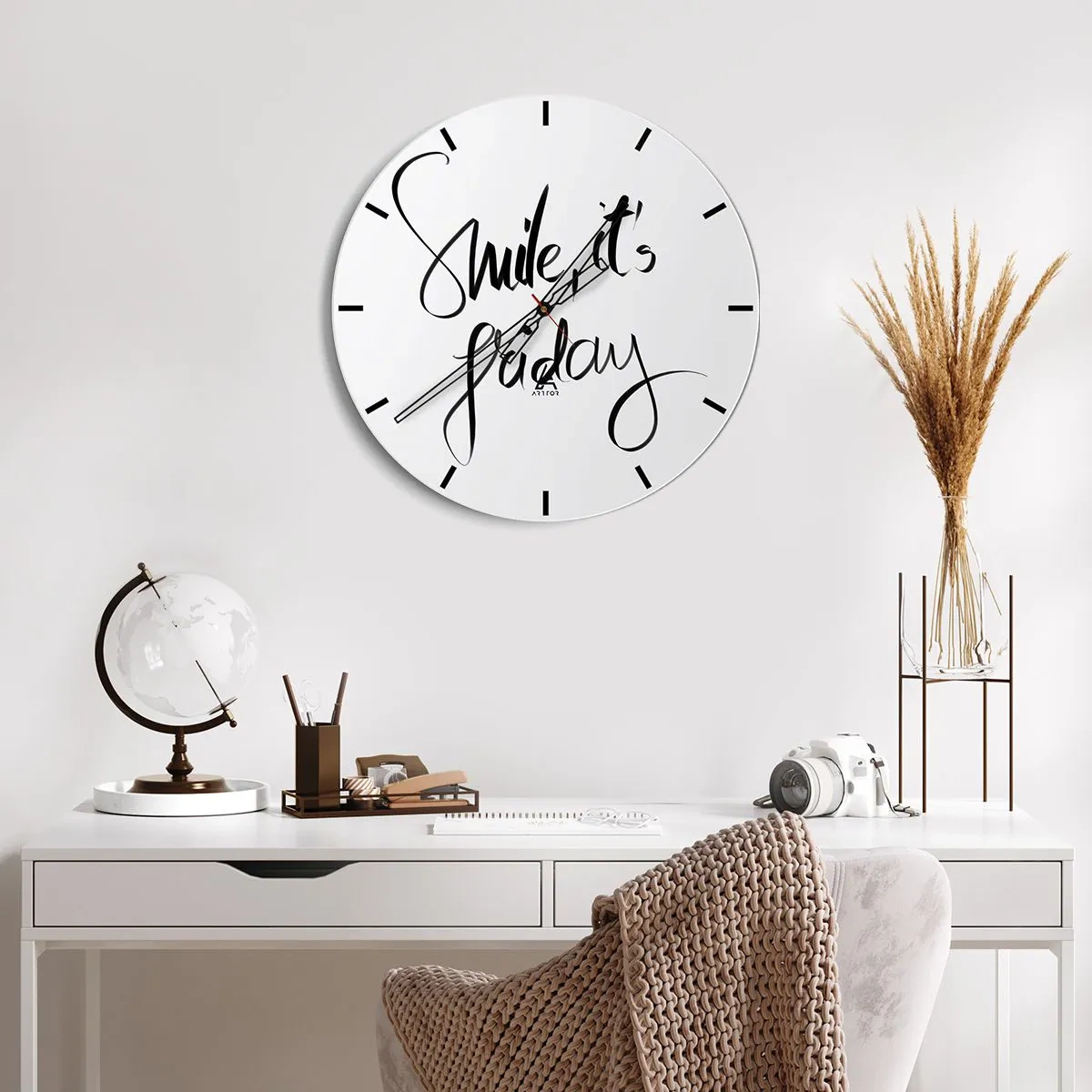 Relógio de parede - Relógio em vidro - Citação de "Sorria, é sexta-feira" em gráficos elegantes em preto e branco - 30x30cm - Verdadeira alegria - Decoração de parede moderna para a sala de estar, cozinha e quarto ARTTOR