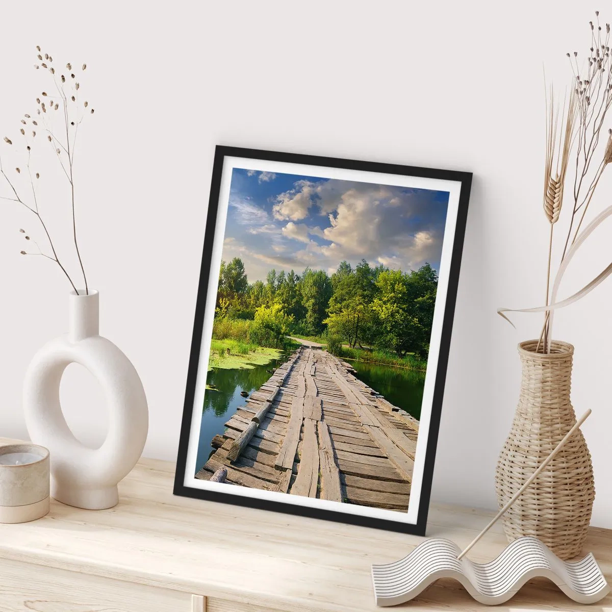 Pôster com moldura preta - Uma ponte de madeira sobre um rio cercada por vegetação - 50x70cm - Verão em todos os lugares - Decoração de parede moderna para a sala de estar e quarto ARTTOR