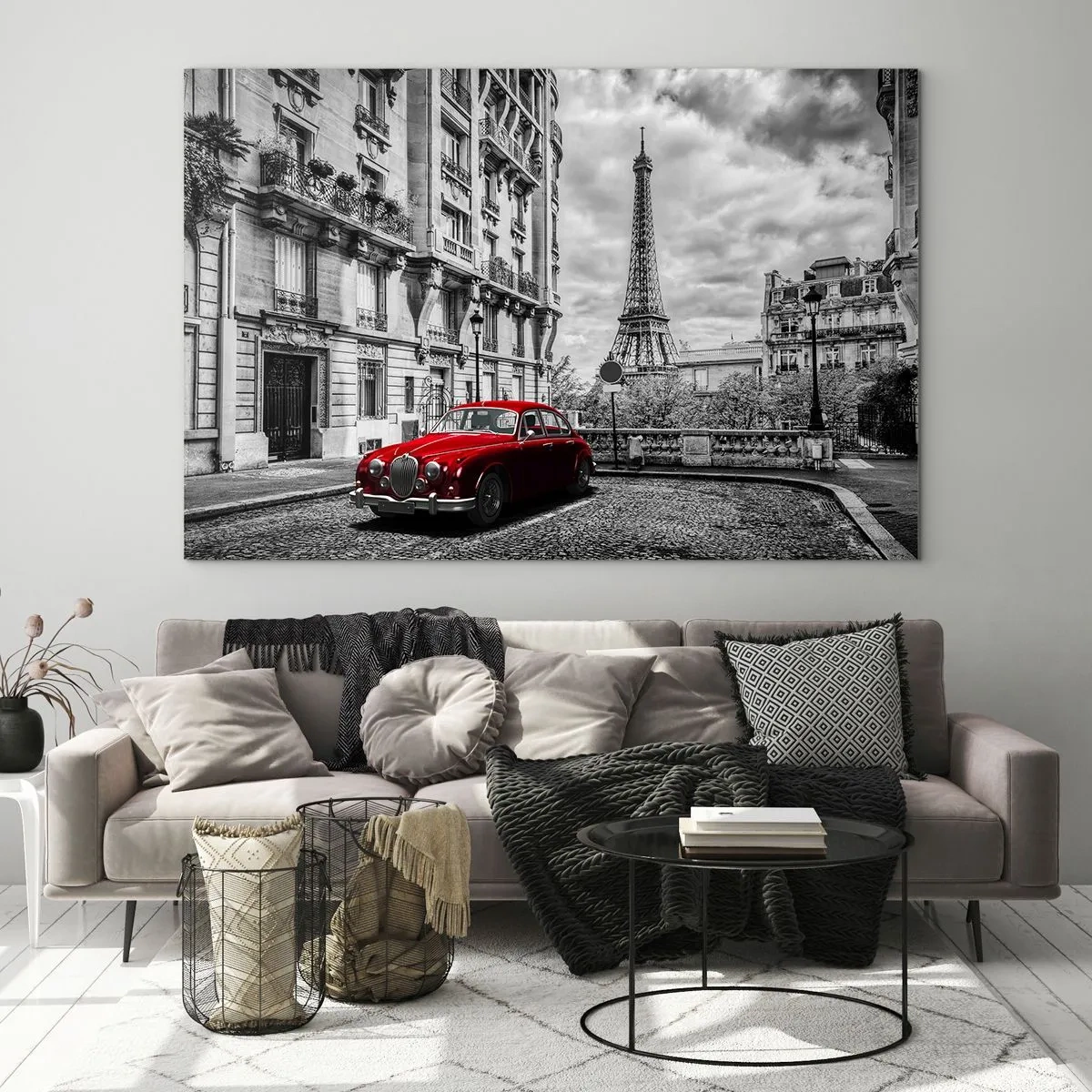 Quadro em vidro - Carro vermelho em frente à Torre Eiffel em Paris preto e branco - 70x50cm - Predador na cidade - Decoração de parede moderna para a sala de estar e quarto ARTTOR
