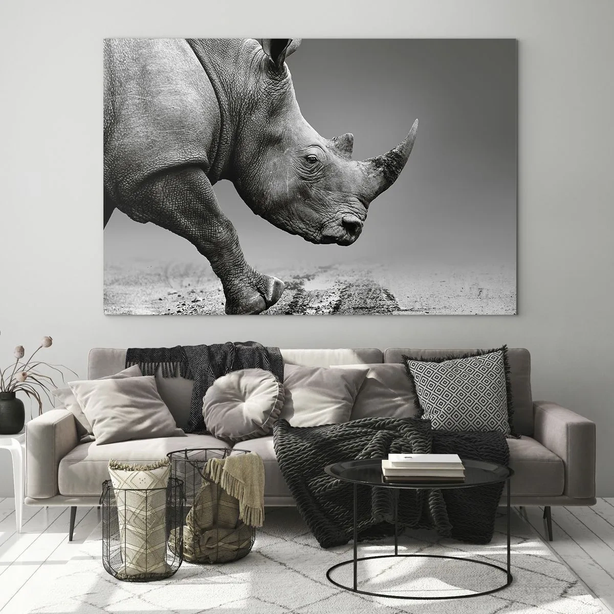 Quadro em vidro - Um rinoceronte em movimento contra um fundo cinza - 70x50cm - Força imparável - Decoração de parede moderna para a sala de estar e quarto ARTTOR