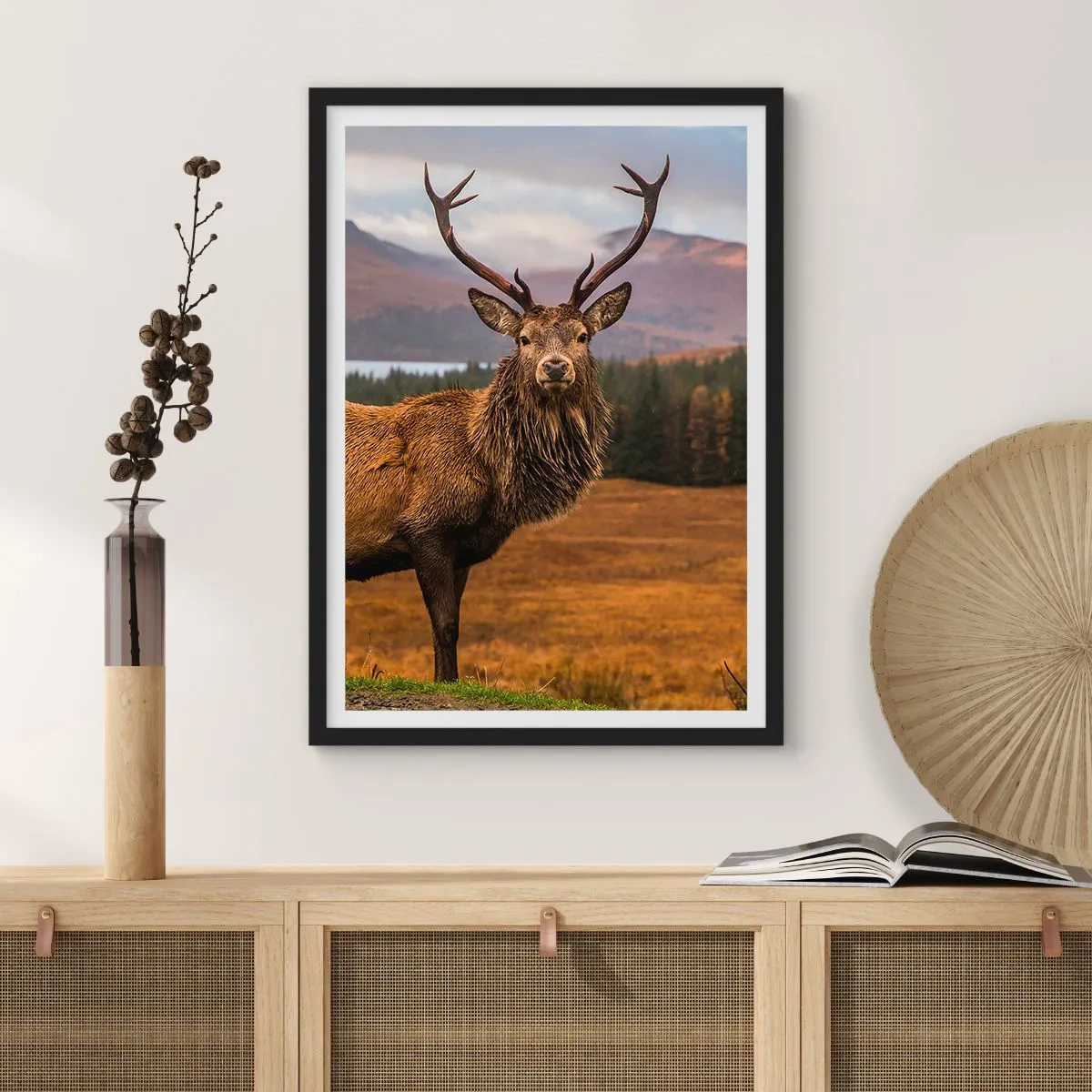 Pôster com moldura preta - Fotografia de um veado em uma paisagem montanhosa - 50x70cm - A majestade da natureza - Decoração de parede moderna para a sala de estar e quarto ARTTOR
