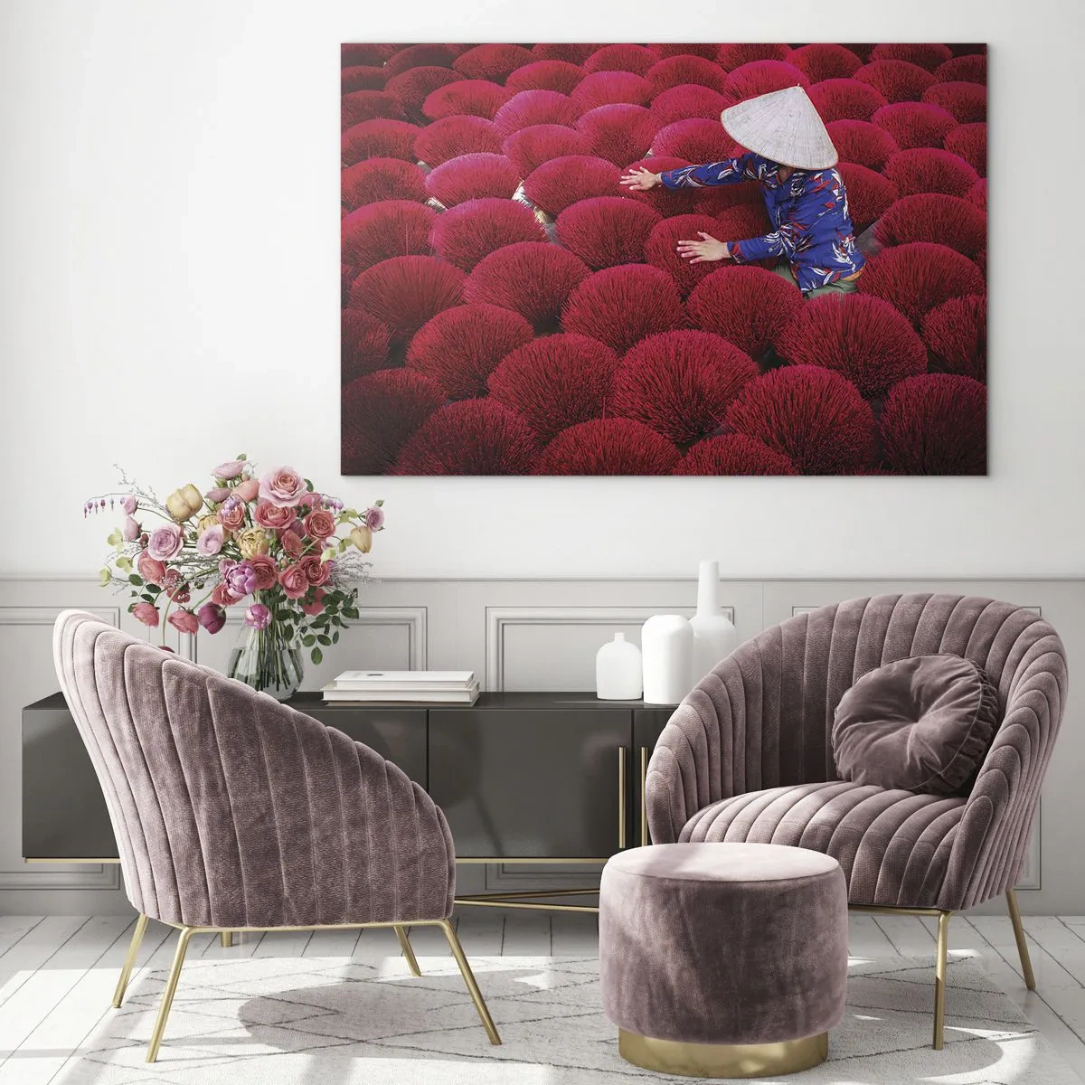 Quadro em vidro - Um trabalhador entre incensos vermelhos contra um fundo de padrão - 70x50cm - No campo de arroz - Decoração de parede moderna para a sala de estar e quarto ARTTOR