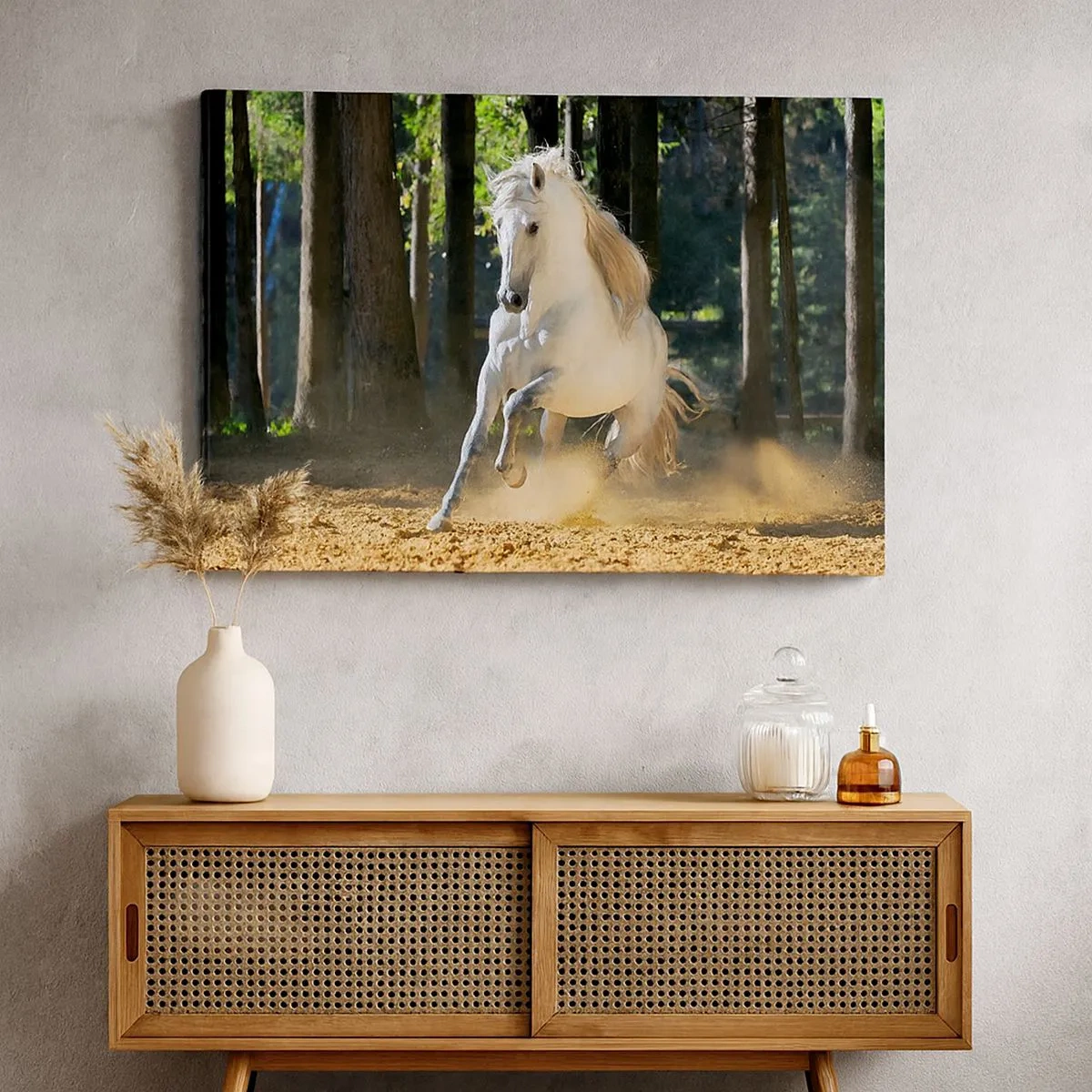 Quadro em tela - Um cavalo branco galopando por uma clareira na floresta - 70x50cm - Como de um romance de fantasia - Decoração de parede moderna para a sala de estar e quarto ARTTOR