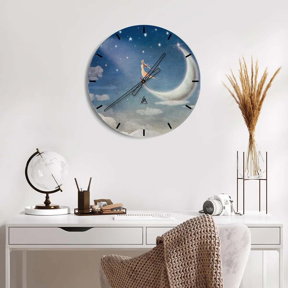 Relógio de parede - Relógio em vidro - Uma figura na lua cercada por estrelas no céu noturno - 30x30cm - O encanto azul - Decoração de parede moderna para a sala de estar, cozinha e quarto ARTTOR