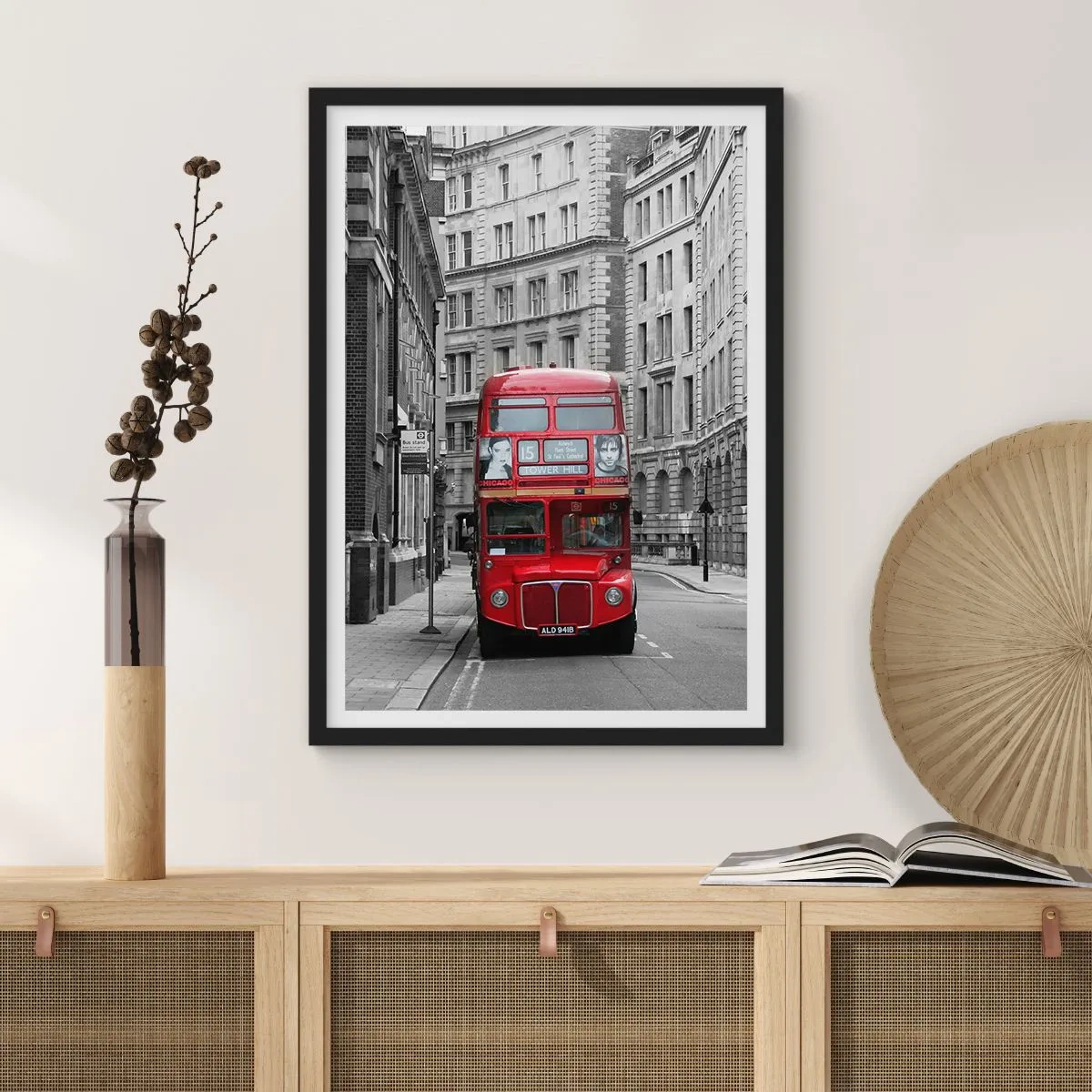 Pôster com moldura preta - Um ônibus vermelho em uma rua preta e branca de Londres - 50x70cm - A vida quotidiana não deve ser cinzenta - Decoração de parede moderna para a sala de estar e quarto ARTTOR