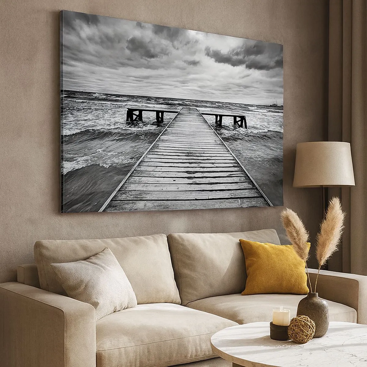 Quadro em tela - Uma vista em preto e branco de um cais de madeira sobre um mar tempestuoso. - 70x50cm - Estou à espera do vento, que vai dispersar... - Decoração de parede moderna para a sala de estar e quarto ARTTOR