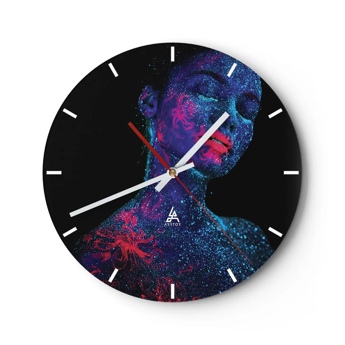 Relógio de parede - Relógio em vidro - Retrato de uma mulher com pinturas faciais fluorescentes - 30x30cm - Na poeira estelar - Decoração de parede moderna para a sala de estar, cozinha e quarto ARTTOR