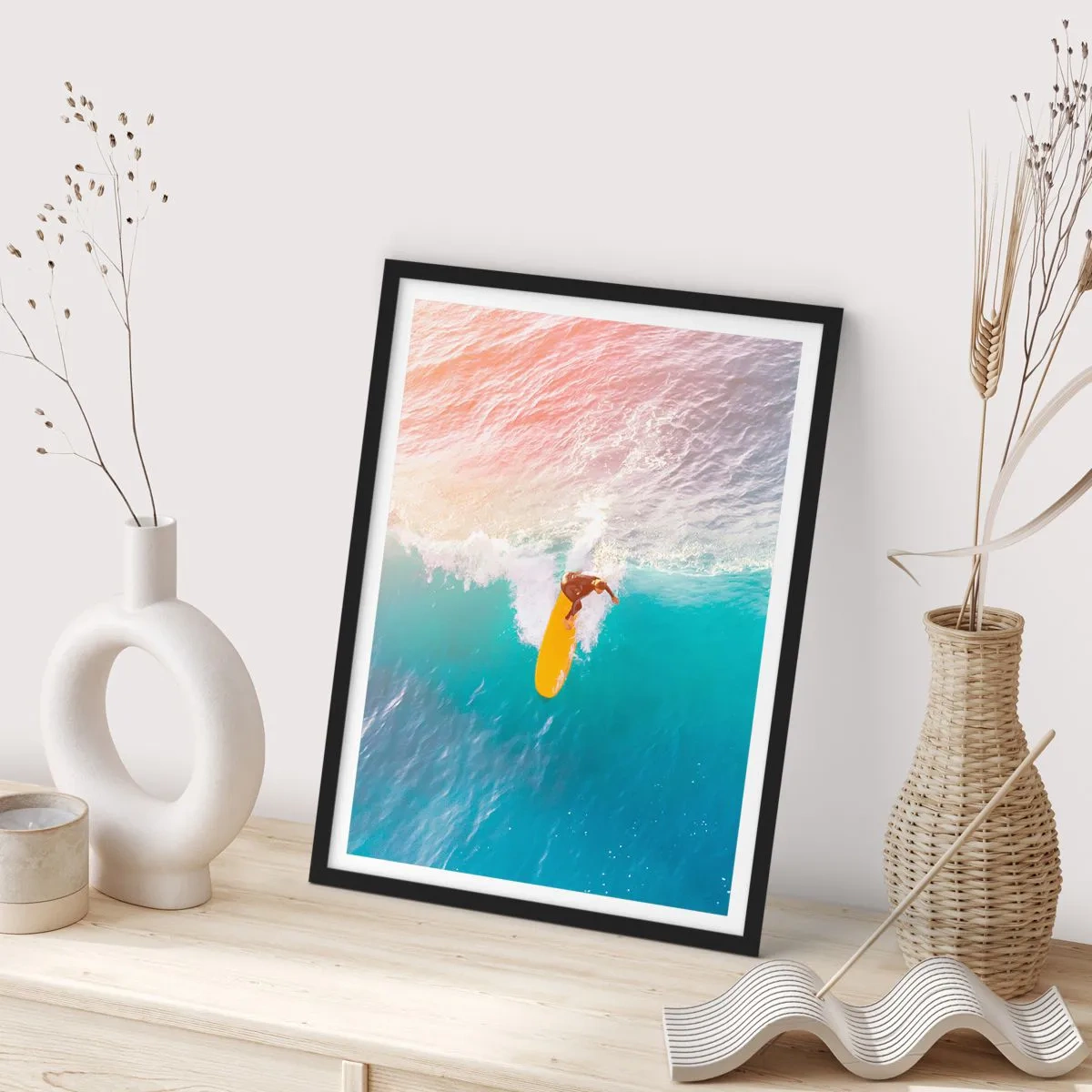 Pôster com moldura preta - Um surfista pegando uma onda sob os raios do sol poente - 50x70cm - Cavaleiro oceânico - Decoração de parede moderna para a sala de estar e quarto ARTTOR