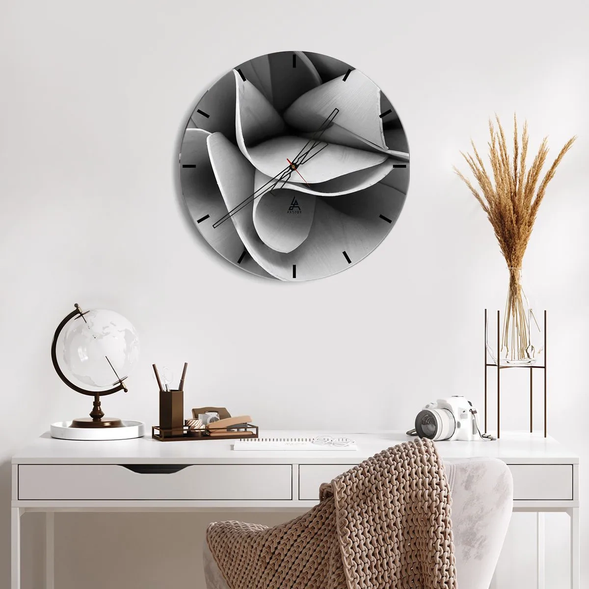 Relógio de parede - Relógio em vidro - Um close de uma forma preta e branca que lembra uma flor abstrata. - 30x30cm - Acontece no espaço - Decoração de parede moderna para a sala de estar, cozinha e quarto ARTTOR