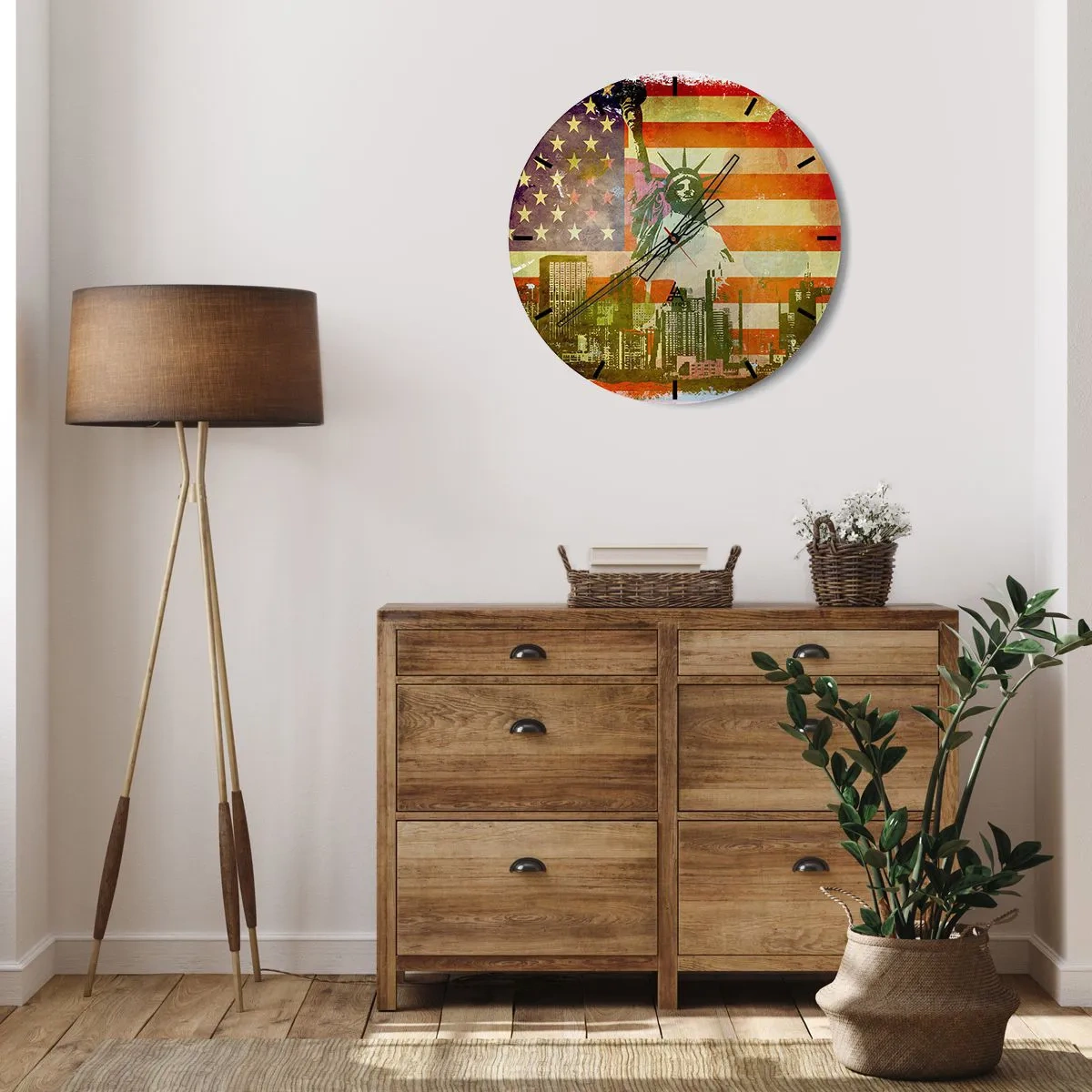 Relógio de parede - Relógio em vidro - A Estátua da Liberdade tendo como pano de fundo a bandeira dos EUA e a paisagem urbana - 30x30cm - Viva a América! - Decoração de parede moderna para a sala de estar, cozinha e quarto ARTTOR