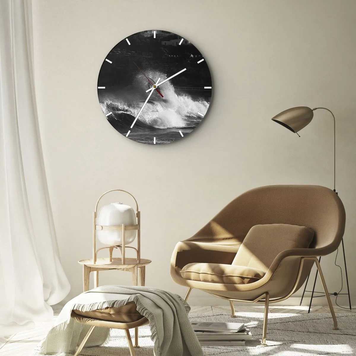 Relógio de parede - Relógio em vidro - Um surfista em uma onda em uma composição em preto e branco - 30x30cm - Desafio aceito! - Decoração de parede moderna para a sala de estar, cozinha e quarto ARTTOR