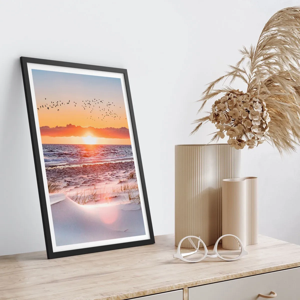 Pôster com moldura preta - Pôr do sol sobre o mar com pássaros no horizonte e a praia - 50x70cm - Paisagem horizontal - Decoração de parede moderna para a sala de estar e quarto ARTTOR