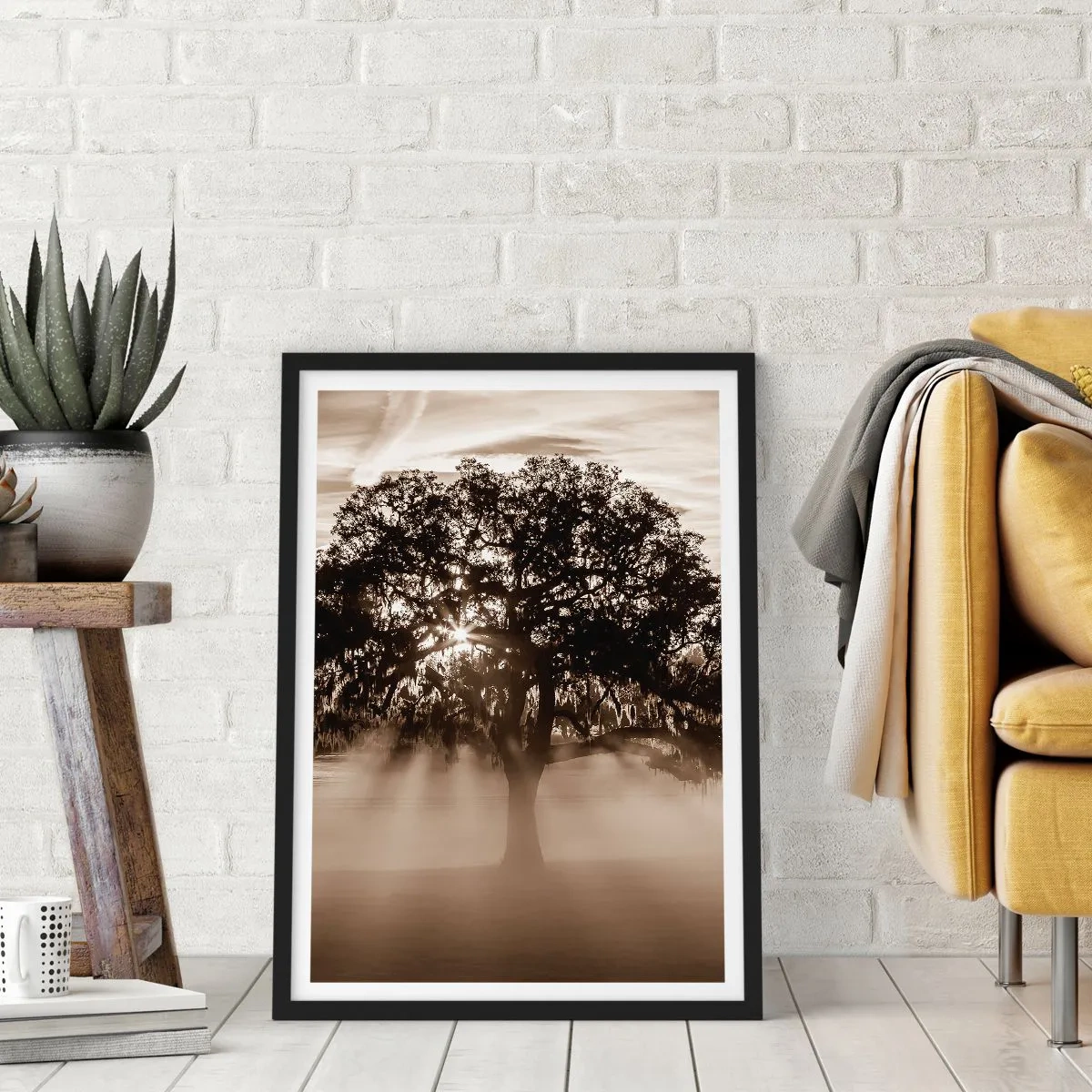 Pôster com moldura preta - Árvore na neblina com raios de luz - 50x70cm - Uma árvore só de boas notícias - Decoração de parede moderna para a sala de estar e quarto ARTTOR