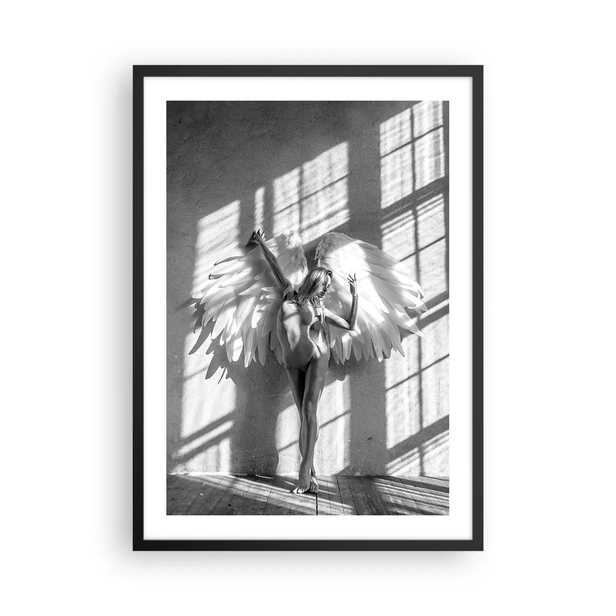 Pôster com moldura preta - Fotografia em preto e branco de uma mulher com asas de anjo - 50x70cm - Direto do céu - Decoração de parede moderna para a sala de estar e quarto ARTTOR