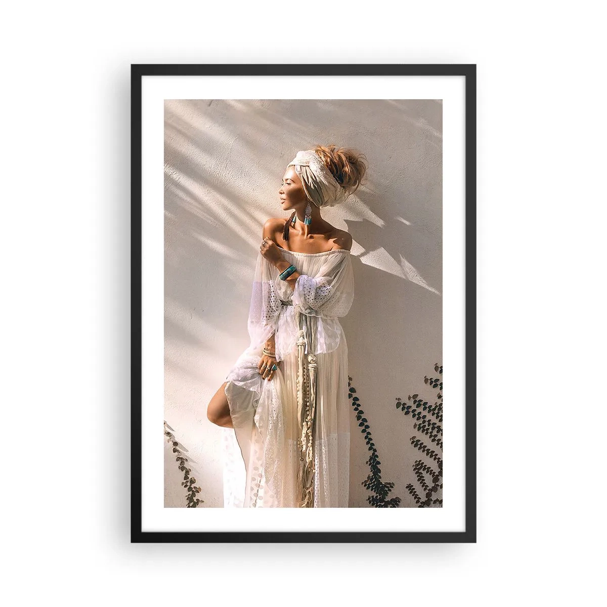 Pôster com moldura preta - Mulher estilosa com um vestido boho contra uma parede clara - 50x70cm - O sol e a garota - Decoração de parede moderna para a sala de estar e quarto ARTTOR