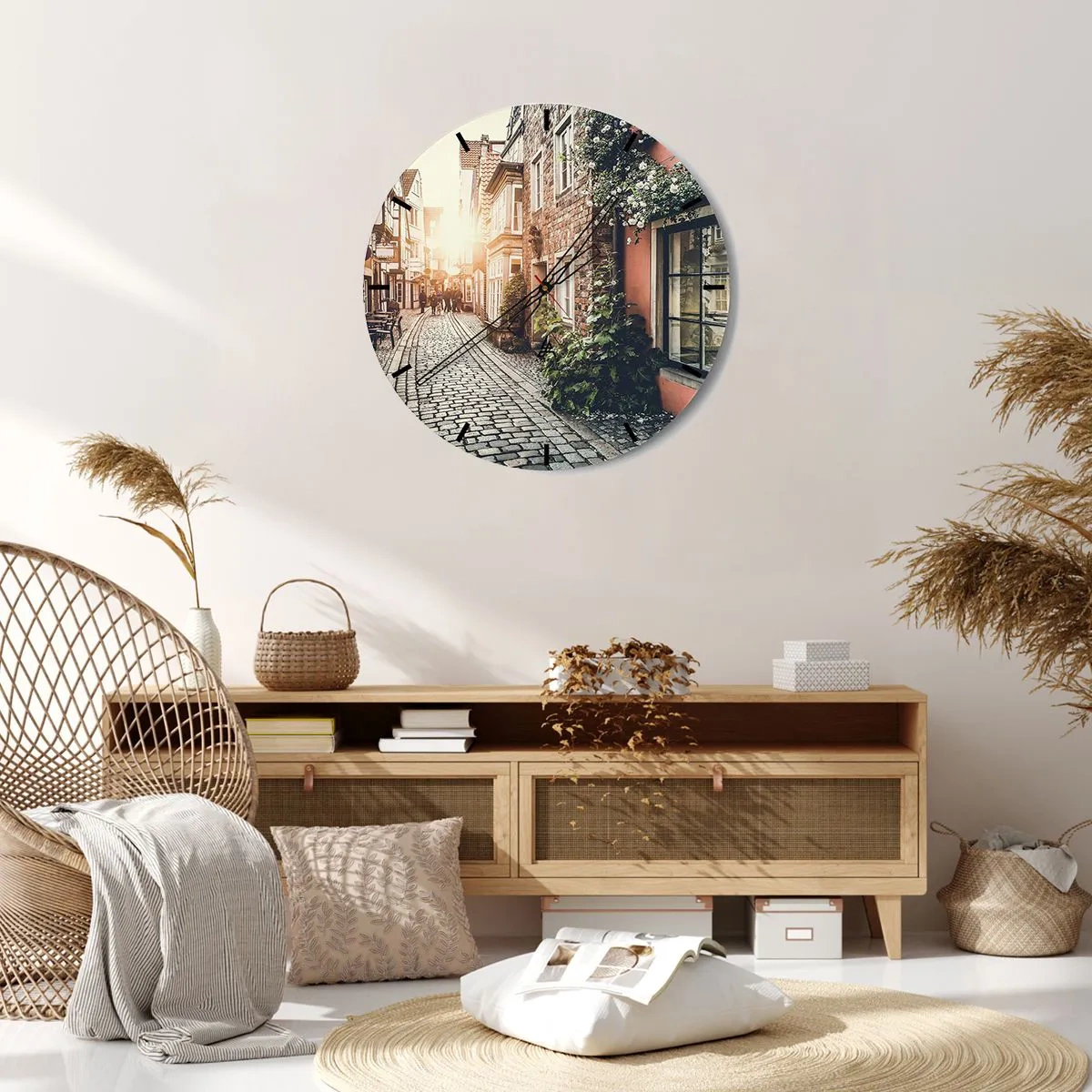 Relógio de parede - Relógio em vidro - Uma rua pitoresca com casas de cortiços e rosas sob a luz do pôr do sol - 30x30cm - Beco rosa em brilho rosa - Decoração de parede moderna para a sala de estar, cozinha e quarto ARTTOR