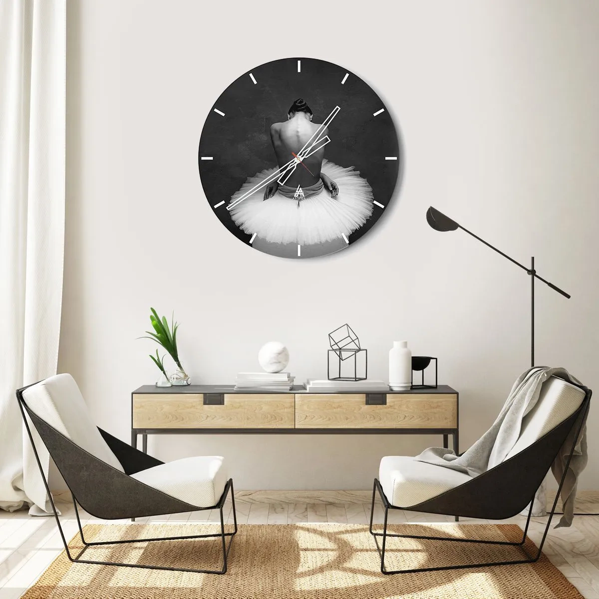 Relógio de parede - Relógio em vidro - Uma dançarina de saia de tule sentada de costas em preto e branco - 30x30cm - Está a florescer - Decoração de parede moderna para a sala de estar, cozinha e quarto ARTTOR