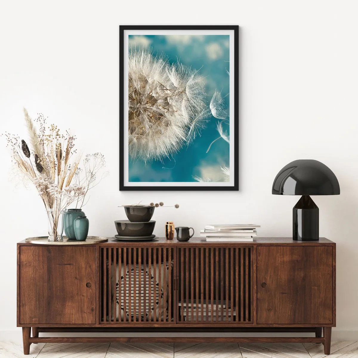 Pôster com moldura preta - Delicadas sementes de dente-de-leão em um fundo azul - 50x70cm - Respiração de um anjo - Decoração de parede moderna para a sala de estar e quarto ARTTOR