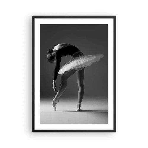 Pôster com moldura preta - Uma bailarina em uma composição em preto e branco em uma pose elegante - 50x70cm - Bella balerina - Decoração de parede moderna para a sala de estar e quarto ARTTOR