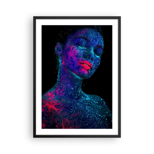 Pôster com moldura preta - Uma mulher coberta de pólen fluorescente sob luz UV. - 50x70cm - Na poeira estelar - Decoração de parede moderna para a sala de estar e quarto ARTTOR
