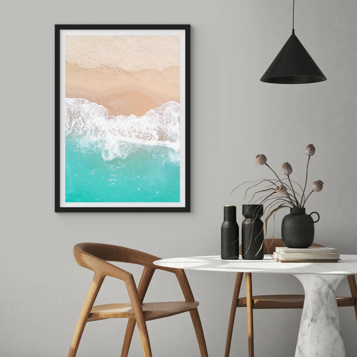 Pôster com moldura preta - Uma praia com vista para as ondas do mar e areia dourada - 50x70cm - Toque carinhoso - Decoração de parede moderna para a sala de estar e quarto ARTTOR