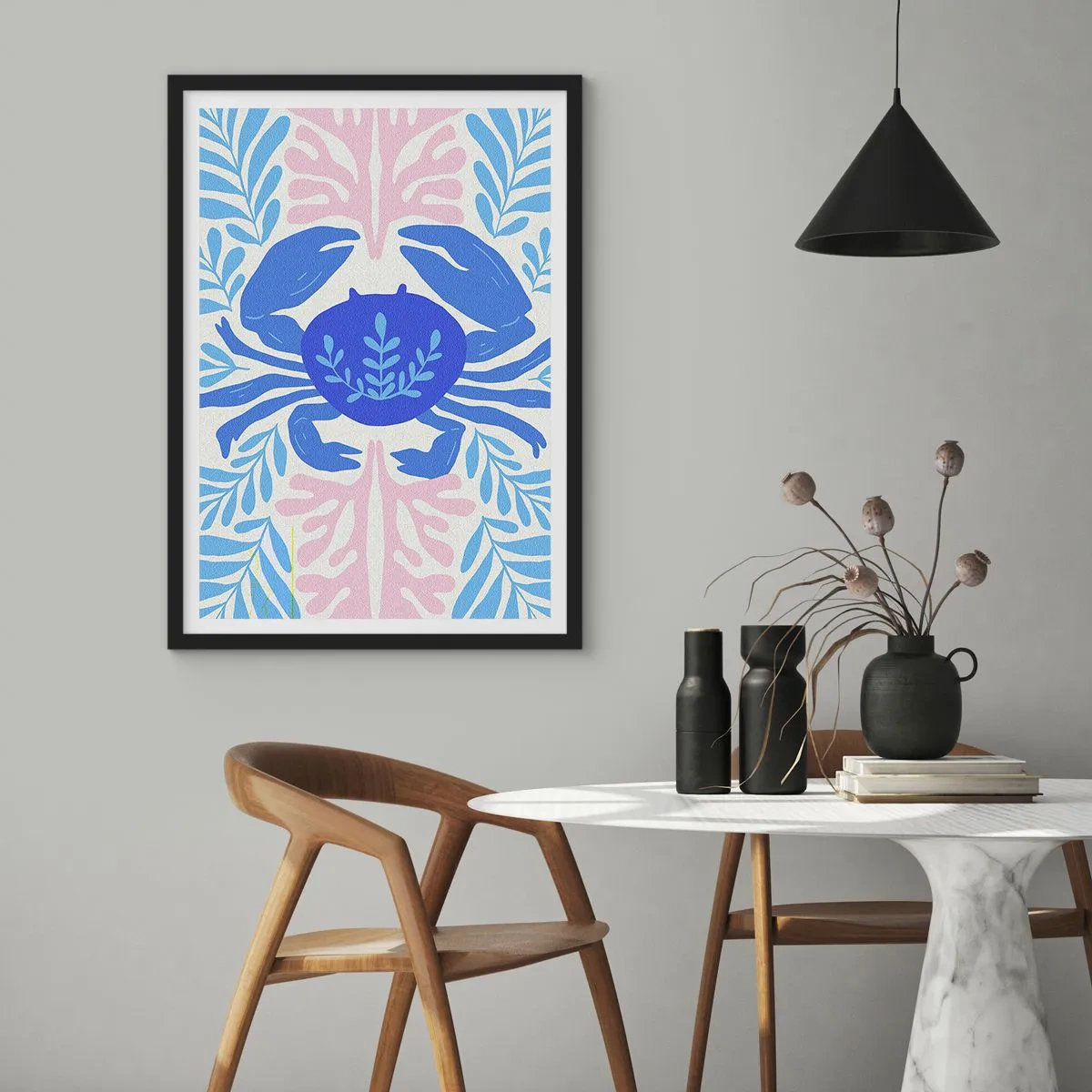 Pôster com moldura preta - Um caranguejo azul decorativo cercado por plantas marinhas. - 50x70cm - Como uma flor do mar - Decoração de parede moderna para a sala de estar e quarto ARTTOR