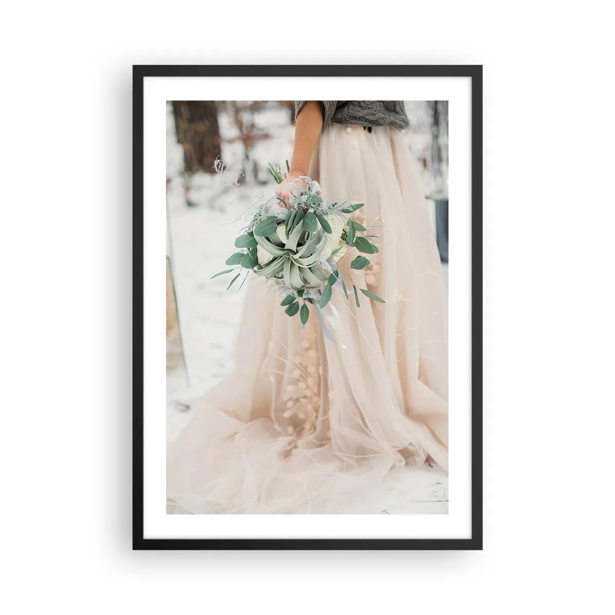 Pôster com moldura preta - Uma noiva com um vestido bege segurando um buquê na neve - 50x70cm - E viveram felizes para sempre - Decoração de parede moderna para a sala de estar e quarto ARTTOR
