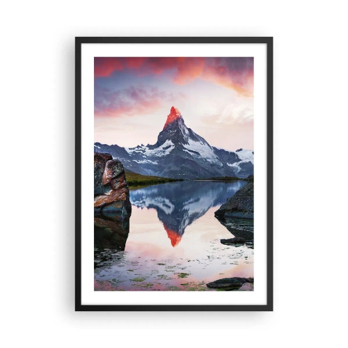 Pôster com moldura preta - Uma montanha refletida em um lago ao pôr do sol - 50x70cm - O coração das montanhas é quente - Decoração de parede moderna para a sala de estar e quarto ARTTOR