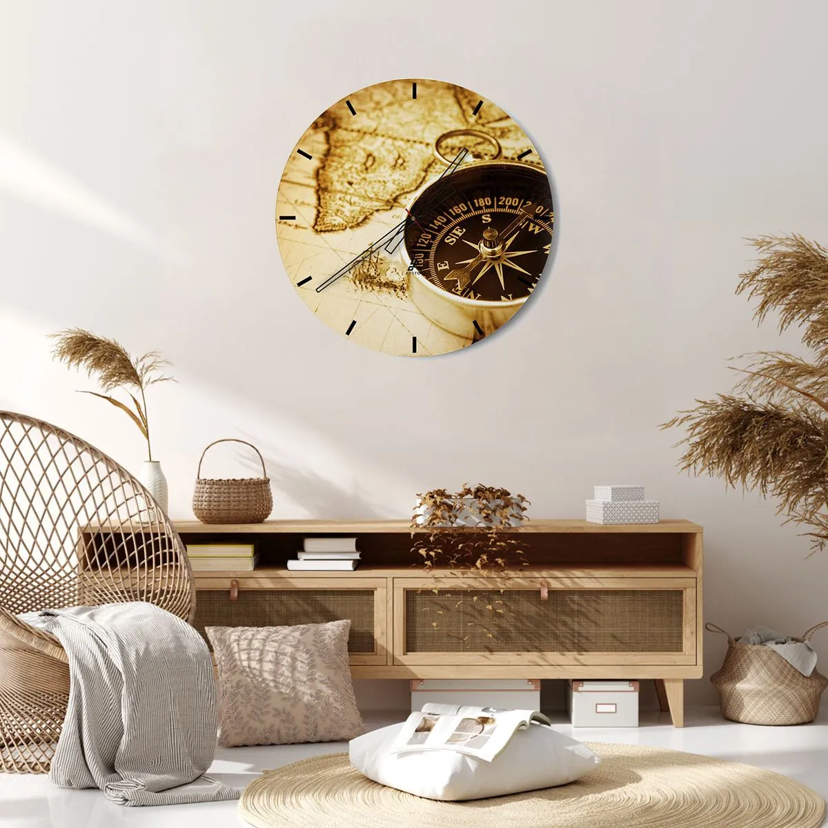 Relógio de parede - Relógio em vidro - Uma bússola contra o fundo de um mapa antigo em tons quentes - 30x30cm - Oriente ou Ocidente? - Decoração de parede moderna para a sala de estar, cozinha e quarto ARTTOR