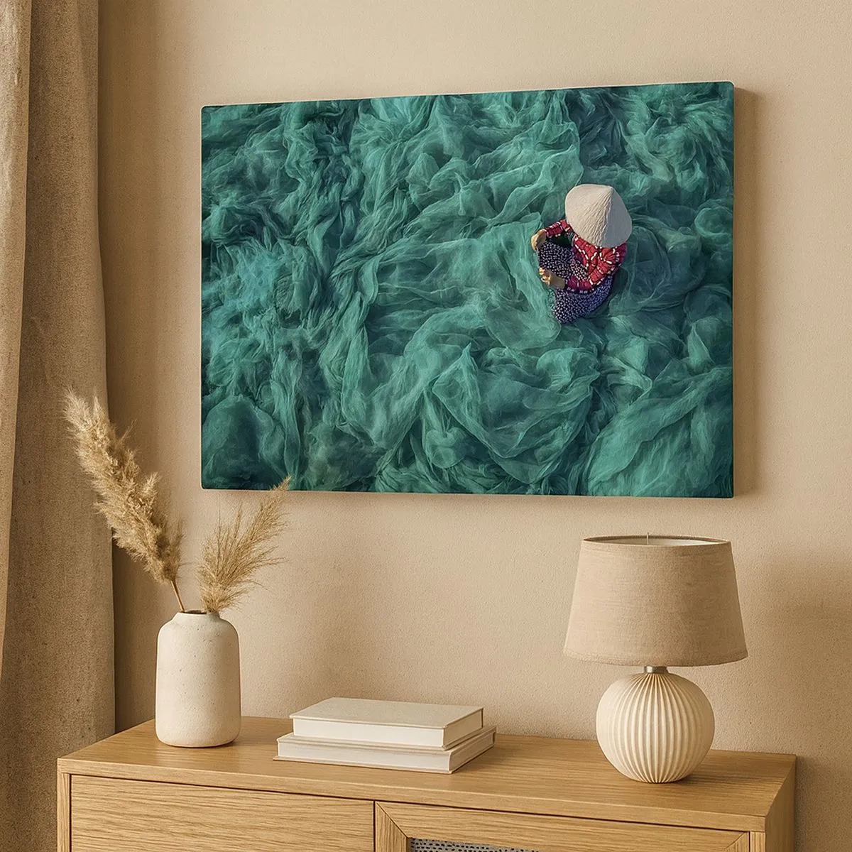 Quadro em tela - Uma pessoa com um chapéu entre redes de pesca verdes - 70x50cm - Num mar de redes - Decoração de parede moderna para a sala de estar e quarto ARTTOR