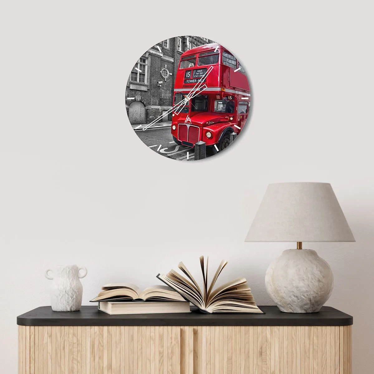 Relógio de parede - Relógio em vidro - Um ônibus vermelho de Londres com um cenário de edifícios históricos - 30x30cm - Sempre o mesmo - Decoração de parede moderna para a sala de estar, cozinha e quarto ARTTOR
