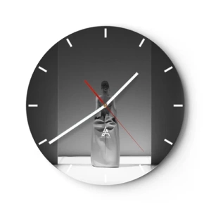 Relógio de parede - Relógio em vidro - Escultura em preto e branco de uma mulher em um espaço minimalista - 30x30cm - Simplicidade refinada - Decoração de parede moderna para a sala de estar, cozinha e quarto ARTTOR