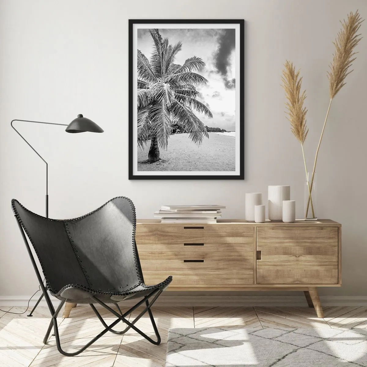 Pôster com moldura preta - Uma palmeira preta e branca em uma praia vazia sob um céu nublado. - 50x70cm - Quando anseia por solidão... - Decoração de parede moderna para a sala de estar e quarto ARTTOR