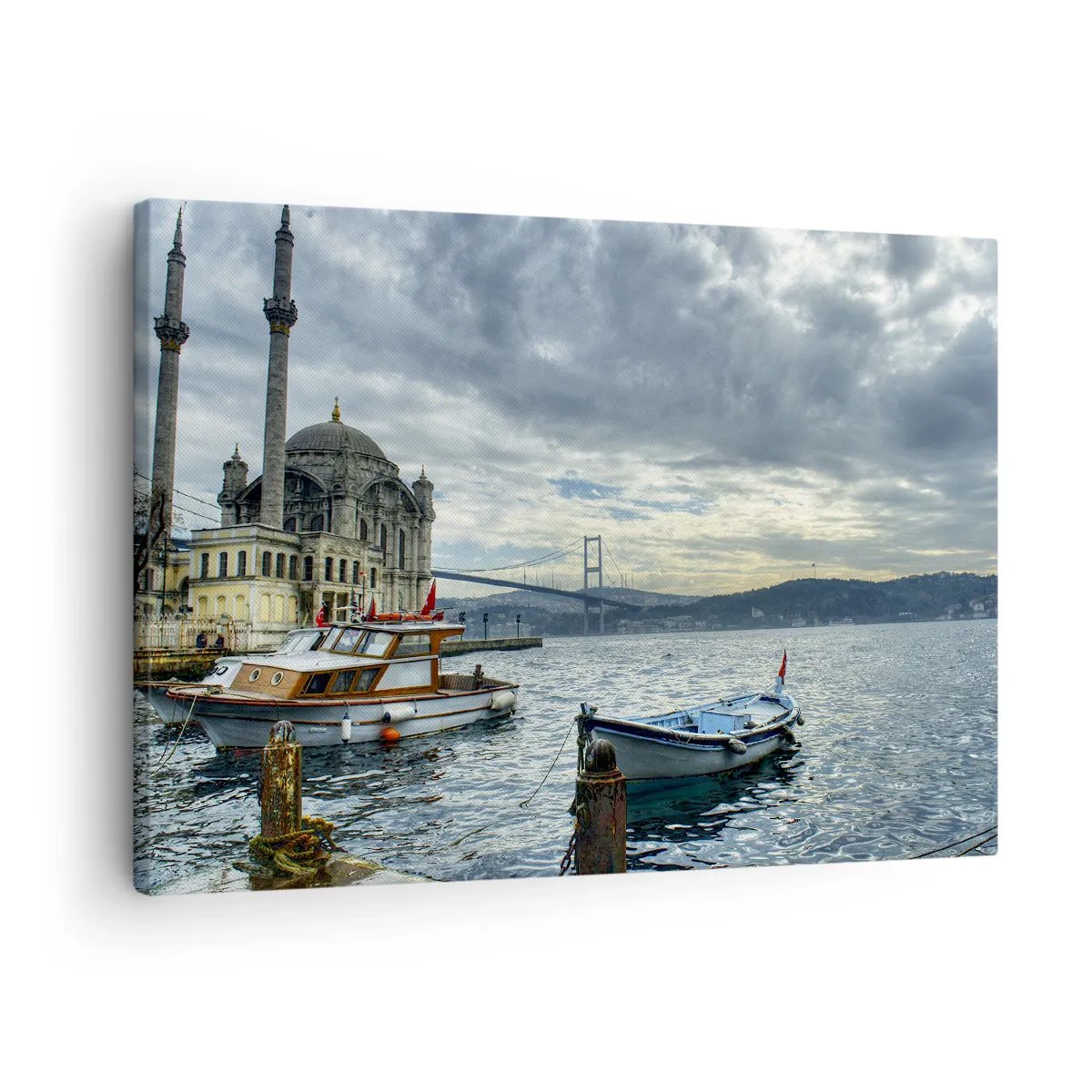 Quadro em tela - Um edifício histórico na água com barcos e uma ponte ao fundo - 70x50cm - Na fronteira dos mundos - Decoração de parede moderna para a sala de estar e quarto ARTTOR