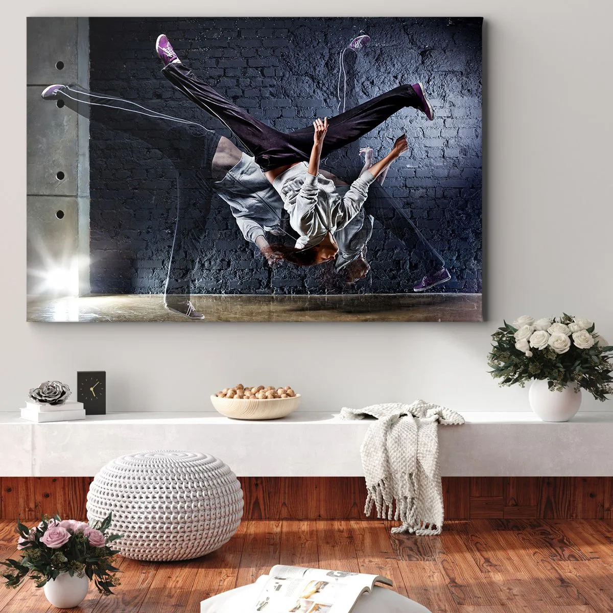Quadro em tela - Uma dançarina em um salto dinâmico contra uma parede de tijolos - 70x50cm - A estrela da rua - Decoração de parede moderna para a sala de estar e quarto ARTTOR