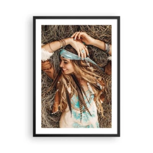 Pôster com moldura preta - Uma mulher de estilo boho com dreadlocks e enfeites em um fundo de grama seca. - 50x70cm - A caminho do verão do amor - Decoração de parede moderna para a sala de estar e quarto ARTTOR