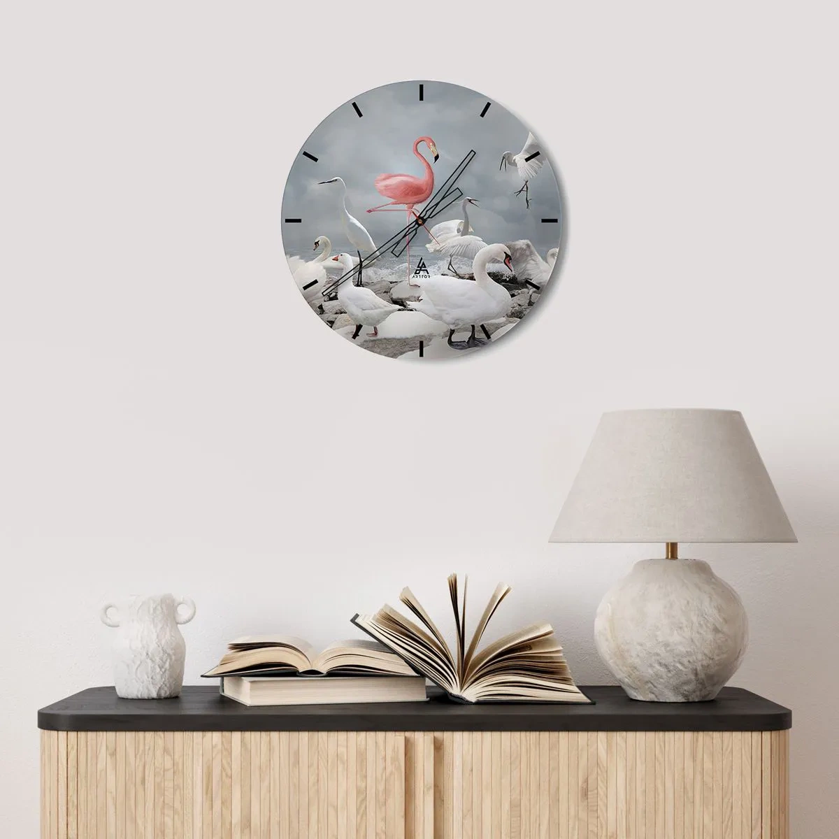 Relógio de parede - Relógio em vidro - Um flamingo rosa entre cisnes brancos e garças sobre a água - 30x30cm - Como vim parar aqui? - Decoração de parede moderna para a sala de estar, cozinha e quarto ARTTOR