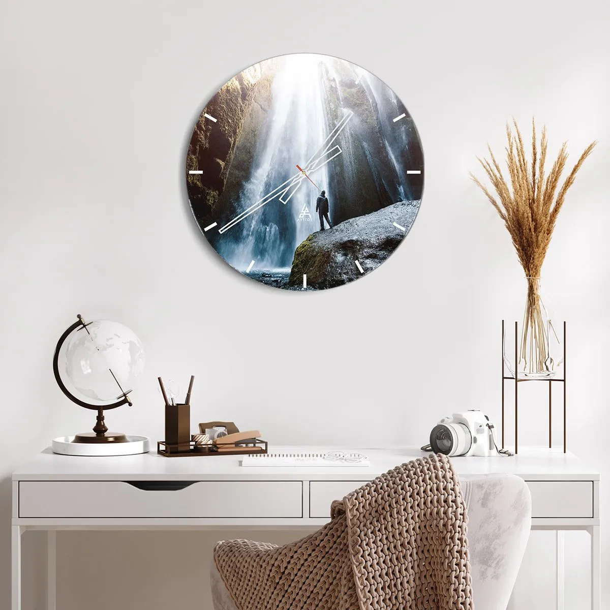 Relógio de parede - Relógio em vidro - Uma figura parada ao pé de uma cachoeira sob a luz do sol - 30x30cm - Restabelecimento das proporções - Decoração de parede moderna para a sala de estar, cozinha e quarto ARTTOR