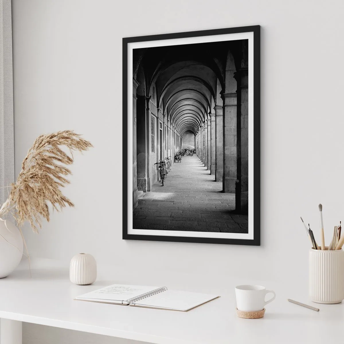 Pôster com moldura preta - Arquitetura em preto e branco das arcadas - 50x70cm - Sob as arcadas - Decoração de parede moderna para a sala de estar e quarto ARTTOR