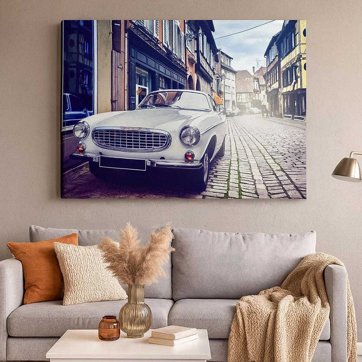 Quadro em tela - Um carro branco clássico em uma rua de paralelepípedos da cidade - 70x50cm - O passado é hoje - Decoração de parede moderna para a sala de estar e quarto ARTTOR