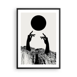 Pôster com moldura preta - Mãos simbólicas alcançando uma bola preta contra um fundo de pedras - 50x70cm - Composição surrealista: o sol e o resto - Decoração de parede moderna para a sala de estar e quarto ARTTOR