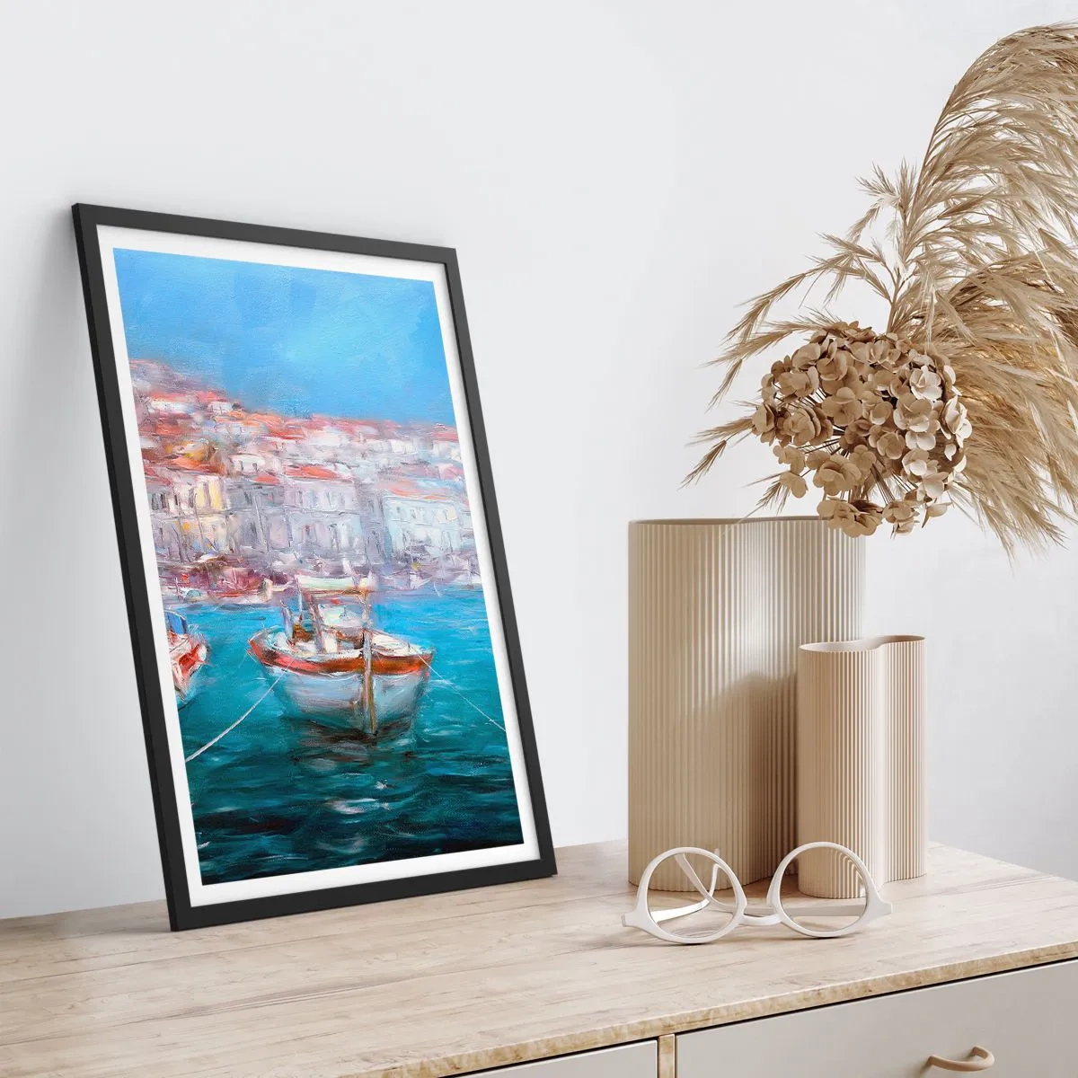 Pôster com moldura preta - Um barco no porto, com vista para a cidade - 50x70cm - Baía italiana - Decoração de parede moderna para a sala de estar e quarto ARTTOR